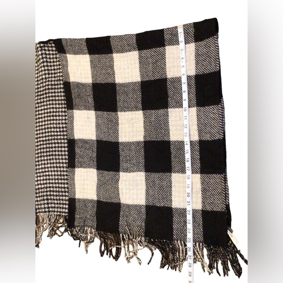 Talbots 100% Wool Black and White Plaid/Reverse To Houndstooth Fringed Cape - Picture 7 of 8
